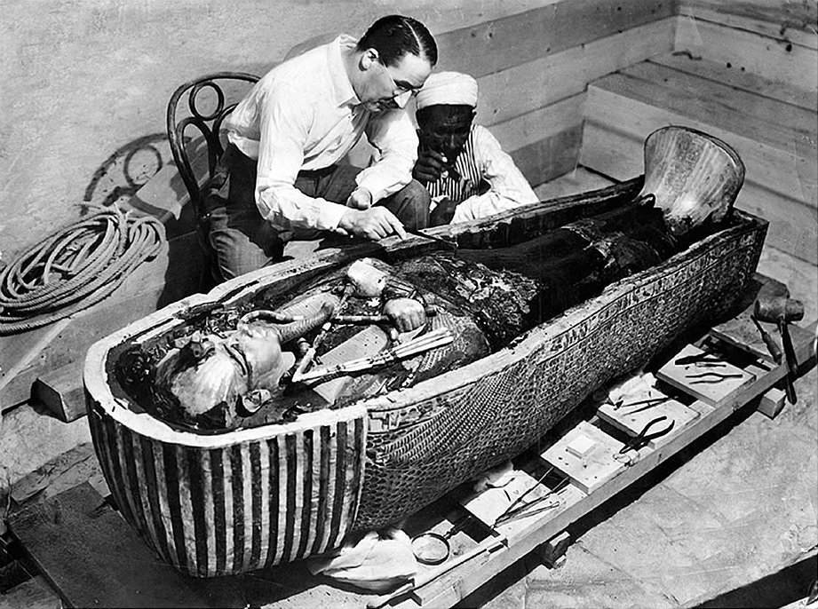 Maldição da múmia egípcia, Tutankhamon e a maldição, Misteriosas mortes no Egito, Faraós e lendas egípcias, Egiptologia e mortes enigmáticas, Howard Carter e Lord Carnarvon, Supertição e arqueologia no Egito, Teorias sobre a maldição, Enigmas do Rei Tutankhamon, Morte e o Egito Antigo, Investigação sobrenatural, Eventos misteriosos no Cairo, Lendas do Antigo Egito, Causas das mortes inexplicáveis, Múmia e tragédias, Sobreviventes da maldição da múmia, Histórias misteriosas do Egito, Ocorrências sobrenaturais no túmulo, Enigmas da egiptologia, O legado de Tutankhamon e sua maldição.