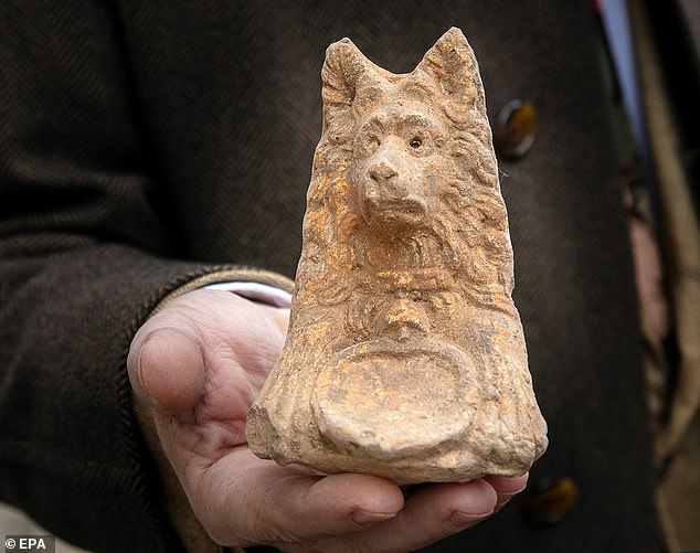 Complexo funerário em Roma, Estátua canina de cerâmica, Descoberta arqueológica na Via Latina, Roma Antiga, Túmulos históricos, Preservação do patrimônio, Segredos da Roma antiga, Arqueologia em Appio Latino, Exploração arqueológica em Roma, Significado da estátua de cachorro.