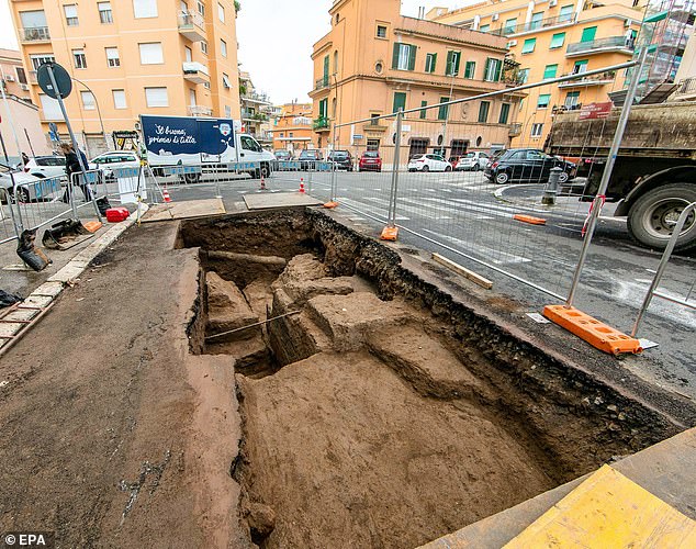 Complexo funerário em Roma, Estátua canina de cerâmica, Descoberta arqueológica na Via Latina, Roma Antiga, Túmulos históricos, Preservação do patrimônio, Segredos da Roma antiga, Arqueologia em Appio Latino, Exploração arqueológica em Roma, Significado da estátua de cachorro.