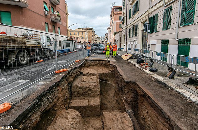 Complexo funerário em Roma, Estátua canina de cerâmica, Descoberta arqueológica na Via Latina, Roma Antiga, Túmulos históricos, Preservação do patrimônio, Segredos da Roma antiga, Arqueologia em Appio Latino, Exploração arqueológica em Roma, Significado da estátua de cachorro.