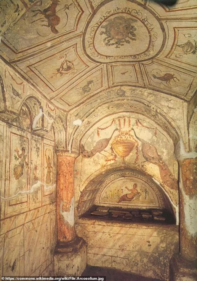 Complexo funerário em Roma, Estátua canina de cerâmica, Descoberta arqueológica na Via Latina, Roma Antiga, Túmulos históricos, Preservação do patrimônio, Segredos da Roma antiga, Arqueologia em Appio Latino, Exploração arqueológica em Roma, Significado da estátua de cachorro.