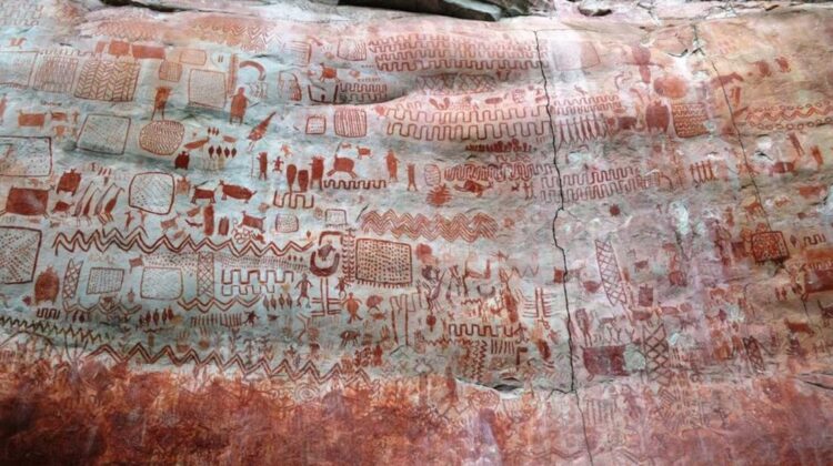 Pinturas rupestres da era do gelo na Amazônia, Descoberta da Capela Sistina dos Antigos, Arqueologia na Serranía de la Lindosa, Megafauna na pré-história, Cultura dos habitantes antigos da Amazônia, Criatividade na arte rupestre, Mudanças climáticas na Era do Gelo, Arqueólogos britânicos e colombianos, Serranía de la Lindosa, Colômbia, Pinturas rupestres de mastodontes, Ella Al-Shamahi e sua pesquisa na Amazônia, Resiliência dos povos pré-históricos, Tesouros arqueológicos da Amazônia, História da Colômbia antiga, Arte antiga na América do Sul, Expedições arqueológicas na floresta tropical, Patrimônio cultural da humanidade, Arqueologia e ecologia na Amazônia, Vida cotidiana na pré-história, Arte rupestre como testemunho histórico.