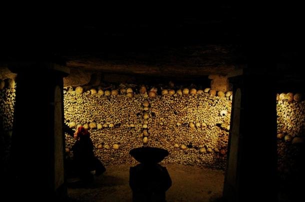 Aventura nas Catacumbas de Paris, Histórias Macabras das Catacumbas de Paris, Descobrindo os Mistérios das Profundezas Subterrâneas de Paris, O Submundo das Catacumbas de Paris, Exploração das Catacumbas de Paris, Segredos Obscuros nas Entranhas de Paris, Paris Subterrânea, Caminhando nas Trevas das Catacumbas de Paris, No Coração das Catacumbas de Paris, Sobrevivendo às Catacumbas de Paris.