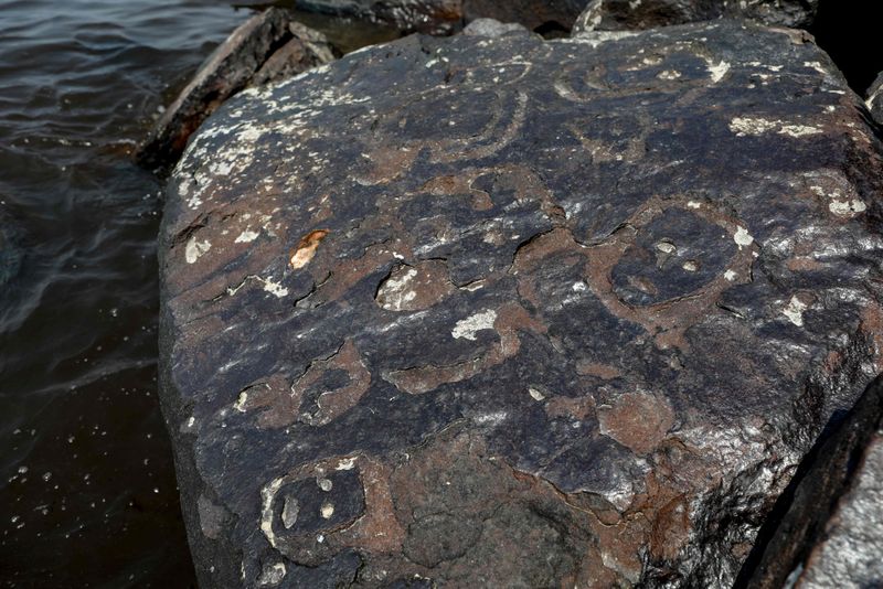 Pinturas rupestres amazônicas, Caretas do Rio Manaus, Arqueologia subaquática, Civilizações antigas na Amazônia, Arte rupestre submersa, Rios Negro e Amazonas, Seca e descobertas arqueológicas, Significado das pinturas rupestres, História submersa da Amazônia, Emoções nas Caretas, Megafauna na Idade do Gelo, Desafios da arqueologia fluvial, Mudanças climáticas e sítios arqueológicos, Expedição subaquática na floresta amazônica, Preservação de petróglifos, Impacto do Rio Negro nas descobertas, Técnicas de datação em arte rupestre, História da ocupação humana na Amazônia, Sociedades antigas em períodos de seca, Confluência dos rios e patrimônio histórico.