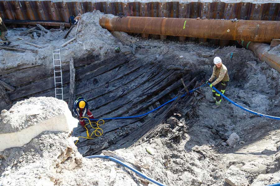 História da Liga Hanseática, Navio Medieval Preservado, Descoberta Arqueológica na Estônia, Naufrágio Histórico, Arqueologia Marítima, Mar Báltico, Dendrocronologia, Liga Comercial Medieval, Europa Central, Tesouro Arqueológico, Navegação Medieval, Tallinn, Antigo Porto, Riqueza Histórica, Naufrágio Bem Preservado, Liga Hanseática na Idade Média, Mudanças no Nível do Mar, Navegadores Medievais, Estônia Medieval, Correntes de Gelo.