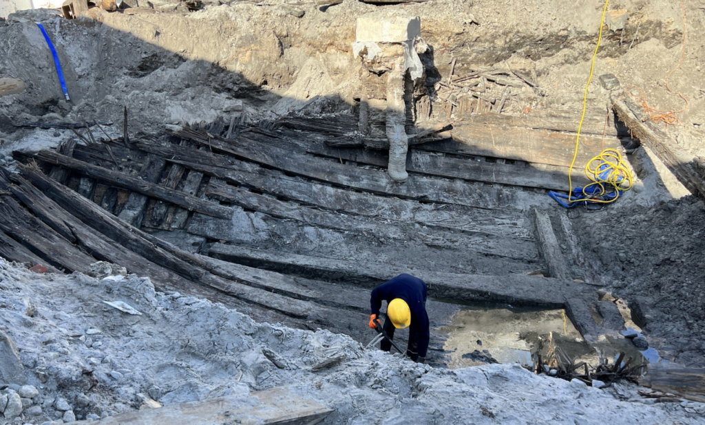 História da Liga Hanseática, Navio Medieval Preservado, Descoberta Arqueológica na Estônia, Naufrágio Histórico, Arqueologia Marítima, Mar Báltico, Dendrocronologia, Liga Comercial Medieval, Europa Central, Tesouro Arqueológico, Navegação Medieval, Tallinn, Antigo Porto, Riqueza Histórica, Naufrágio Bem Preservado, Liga Hanseática na Idade Média, Mudanças no Nível do Mar, Navegadores Medievais, Estônia Medieval, Correntes de Gelo.