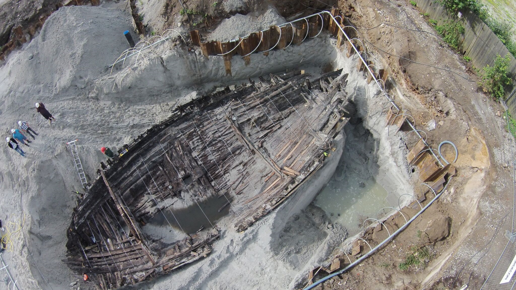 História da Liga Hanseática, Navio Medieval Preservado, Descoberta Arqueológica na Estônia, Naufrágio Histórico, Arqueologia Marítima, Mar Báltico, Dendrocronologia, Liga Comercial Medieval, Europa Central, Tesouro Arqueológico, Navegação Medieval, Tallinn, Antigo Porto, Riqueza Histórica, Naufrágio Bem Preservado, Liga Hanseática na Idade Média, Mudanças no Nível do Mar, Navegadores Medievais, Estônia Medieval, Correntes de Gelo.