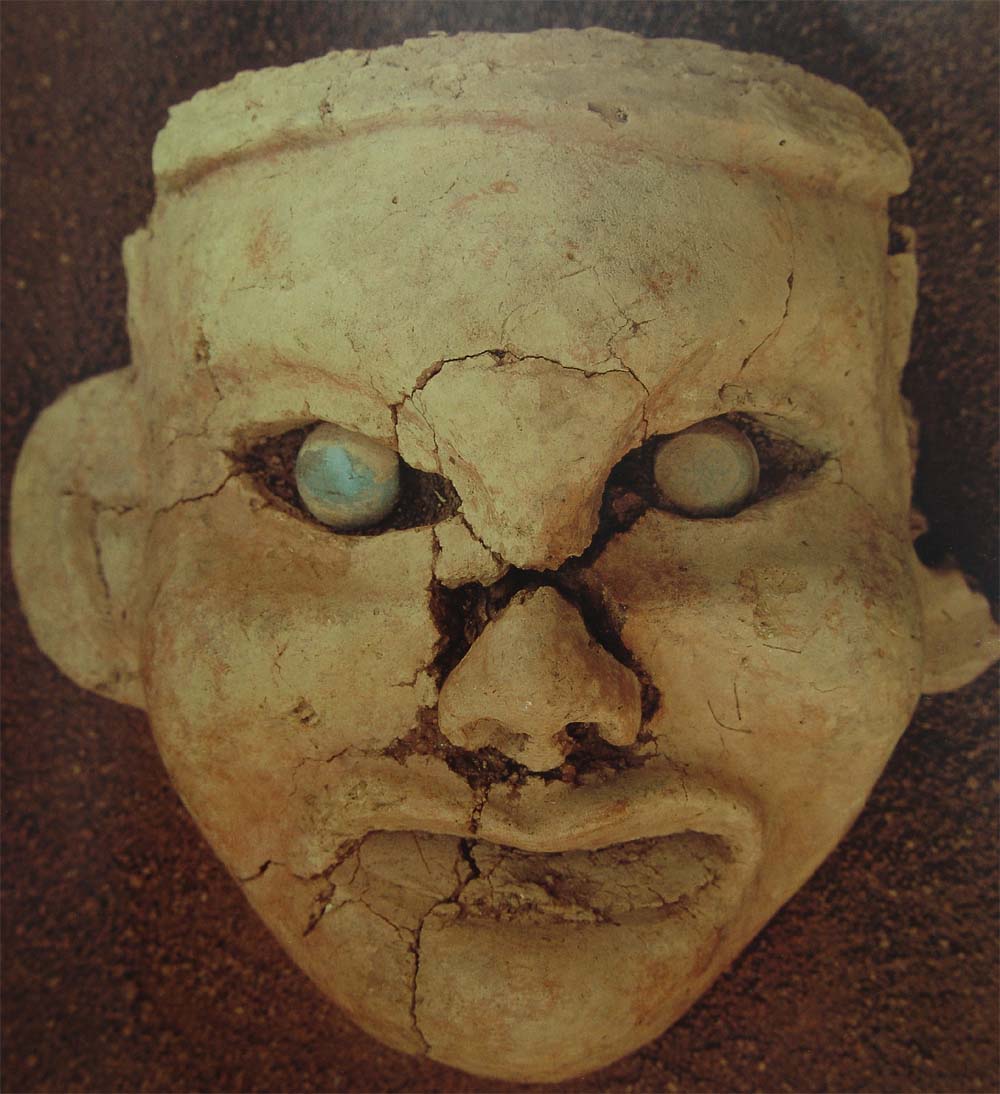 Descoberta da Deusa Niu Ha Luong, Arqueologia chinesa, Cultura Hongshan, Escavação de relíquias, Estátua de cerâmica antiga, Tesouro nacional da China, Artefatos de jade, História da China antiga, Escavação arqueológica em Liaoning, Templo da deusa Nguu Ha Luong, Escultura de cerâmica neolítica, Relíquias culturais chinesas, Patrimônio arqueológico chinês, Cultura neolítica do nordeste da China, Monumento histórico de Liaoning, Exposição no Instituto de Arqueologia, Deusa Niu He Liang, Riqueza de artefatos antigos, Descoberta de túmulos antigos, Escultura de cerâmica de 5.000 anos.