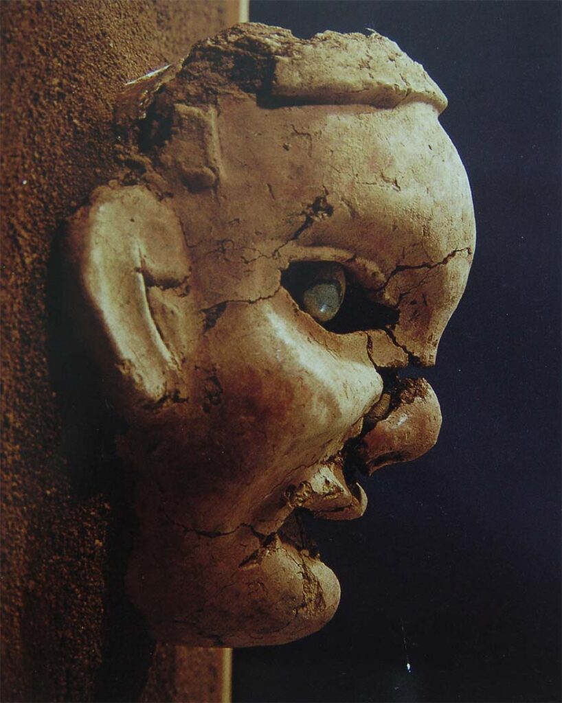Descoberta da Deusa Niu Ha Luong, Arqueologia chinesa, Cultura Hongshan, Escavação de relíquias, Estátua de cerâmica antiga, Tesouro nacional da China, Artefatos de jade, História da China antiga, Escavação arqueológica em Liaoning, Templo da deusa Nguu Ha Luong, Escultura de cerâmica neolítica, Relíquias culturais chinesas, Patrimônio arqueológico chinês, Cultura neolítica do nordeste da China, Monumento histórico de Liaoning, Exposição no Instituto de Arqueologia, Deusa Niu He Liang, Riqueza de artefatos antigos, Descoberta de túmulos antigos, Escultura de cerâmica de 5.000 anos.