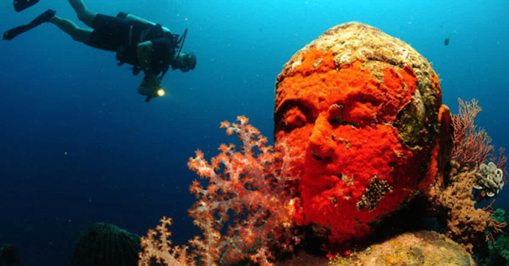 Templo Subaquático Hindu, História do Hinduísmo, Turismo Espiritual, Arte Antiga, Descobertas Arqueológicas, Cultura de Bali, Patrimônio Submerso, Religião na Indonésia, Angkor Wat, Hinduísmo em Bali, Esculturas Subaquáticas, Antigos Templos da Ásia Oriental, Devala Vishnu, Influência Hindu em Bali, Conservação de Templos, Templo em Pemuteran, Escultura de Vishnu Antiga, Arquitetura Religiosa, Tradições Budistas na Ásia Oriental, Civilizações Antigas.
