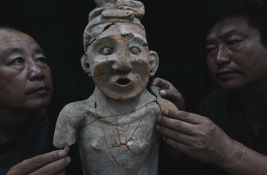 Descoberta da Deusa Niu Ha Luong, Arqueologia chinesa, Cultura Hongshan, Escavação de relíquias, Estátua de cerâmica antiga, Tesouro nacional da China, Artefatos de jade, História da China antiga, Escavação arqueológica em Liaoning, Templo da deusa Nguu Ha Luong, Escultura de cerâmica neolítica, Relíquias culturais chinesas, Patrimônio arqueológico chinês, Cultura neolítica do nordeste da China, Monumento histórico de Liaoning, Exposição no Instituto de Arqueologia, Deusa Niu He Liang, Riqueza de artefatos antigos, Descoberta de túmulos antigos, Escultura de cerâmica de 5.000 anos.