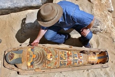 Descoberta pirâmide Rainha Neith, Saqqara arqueologia egípcia, Caixões do Novo Reino, Sarcófago de calcário, Túneis interconectados Saqqara, Deusa egípcia Neith, Livro dos Mortos caixões, Papel feminino realeza egípcia, Teti Novo Reino, Museu Egípcio Gizé, Arqueólogos Saqqara, Rainha Neith história, Descobertas recentes Egito, Faraó Ramsés II tesoureiro, Múmia mulher máscara ouro, Enigma Rainha Neith, Descobrindo sítio arqueológico Saqqara, Pirâmide Neith desconhecida, Antigo Egito revelações arqueológicas, Mitologia egípcia deusa Neith.