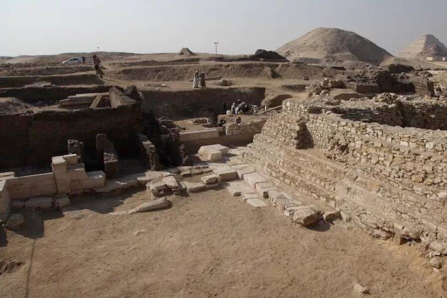 Descoberta pirâmide Rainha Neith, Saqqara arqueologia egípcia, Caixões do Novo Reino, Sarcófago de calcário, Túneis interconectados Saqqara, Deusa egípcia Neith, Livro dos Mortos caixões, Papel feminino realeza egípcia, Teti Novo Reino, Museu Egípcio Gizé, Arqueólogos Saqqara, Rainha Neith história, Descobertas recentes Egito, Faraó Ramsés II tesoureiro, Múmia mulher máscara ouro, Enigma Rainha Neith, Descobrindo sítio arqueológico Saqqara, Pirâmide Neith desconhecida, Antigo Egito revelações arqueológicas, Mitologia egípcia deusa Neith.
