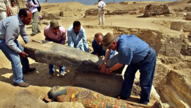 Descoberta pirâmide Rainha Neith, Saqqara arqueologia egípcia, Caixões do Novo Reino, Sarcófago de calcário, Túneis interconectados Saqqara, Deusa egípcia Neith, Livro dos Mortos caixões, Papel feminino realeza egípcia, Teti Novo Reino, Museu Egípcio Gizé, Arqueólogos Saqqara, Rainha Neith história, Descobertas recentes Egito, Faraó Ramsés II tesoureiro, Múmia mulher máscara ouro, Enigma Rainha Neith, Descobrindo sítio arqueológico Saqqara, Pirâmide Neith desconhecida, Antigo Egito revelações arqueológicas, Mitologia egípcia deusa Neith.