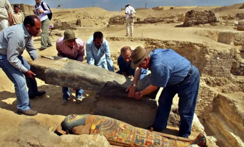 Descoberta pirâmide Rainha Neith, Saqqara arqueologia egípcia, Caixões do Novo Reino, Sarcófago de calcário, Túneis interconectados Saqqara, Deusa egípcia Neith, Livro dos Mortos caixões, Papel feminino realeza egípcia, Teti Novo Reino, Museu Egípcio Gizé, Arqueólogos Saqqara, Rainha Neith história, Descobertas recentes Egito, Faraó Ramsés II tesoureiro, Múmia mulher máscara ouro, Enigma Rainha Neith, Descobrindo sítio arqueológico Saqqara, Pirâmide Neith desconhecida, Antigo Egito revelações arqueológicas, Mitologia egípcia deusa Neith.