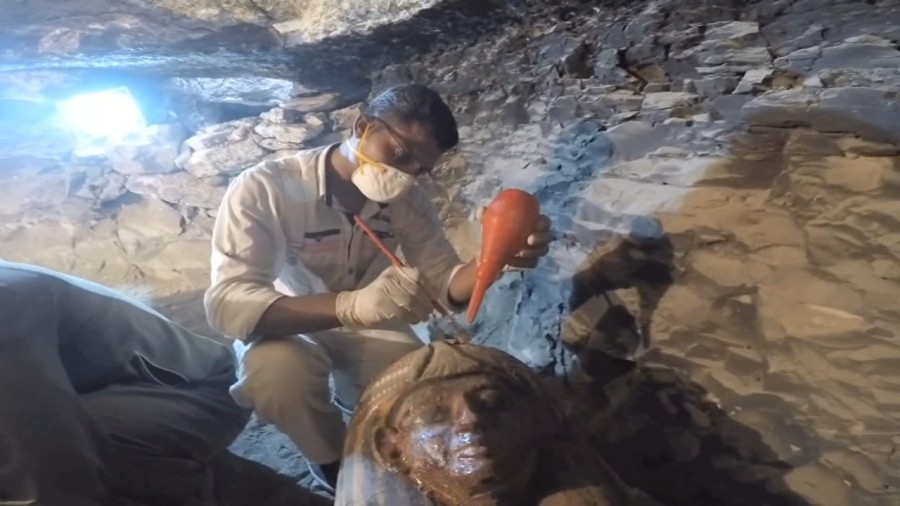 Descoberta pirâmide Rainha Neith, Saqqara arqueologia egípcia, Caixões do Novo Reino, Sarcófago de calcário, Túneis interconectados Saqqara, Deusa egípcia Neith, Livro dos Mortos caixões, Papel feminino realeza egípcia, Teti Novo Reino, Museu Egípcio Gizé, Arqueólogos Saqqara, Rainha Neith história, Descobertas recentes Egito, Faraó Ramsés II tesoureiro, Múmia mulher máscara ouro, Enigma Rainha Neith, Descobrindo sítio arqueológico Saqqara, Pirâmide Neith desconhecida, Antigo Egito revelações arqueológicas, Mitologia egípcia deusa Neith.