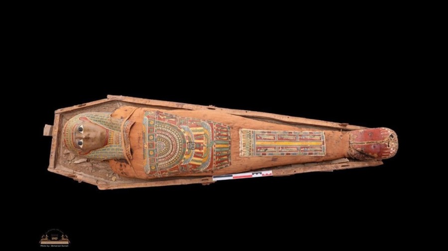 Descoberta pirâmide Rainha Neith, Saqqara arqueologia egípcia, Caixões do Novo Reino, Sarcófago de calcário, Túneis interconectados Saqqara, Deusa egípcia Neith, Livro dos Mortos caixões, Papel feminino realeza egípcia, Teti Novo Reino, Museu Egípcio Gizé, Arqueólogos Saqqara, Rainha Neith história, Descobertas recentes Egito, Faraó Ramsés II tesoureiro, Múmia mulher máscara ouro, Enigma Rainha Neith, Descobrindo sítio arqueológico Saqqara, Pirâmide Neith desconhecida, Antigo Egito revelações arqueológicas, Mitologia egípcia deusa Neith.