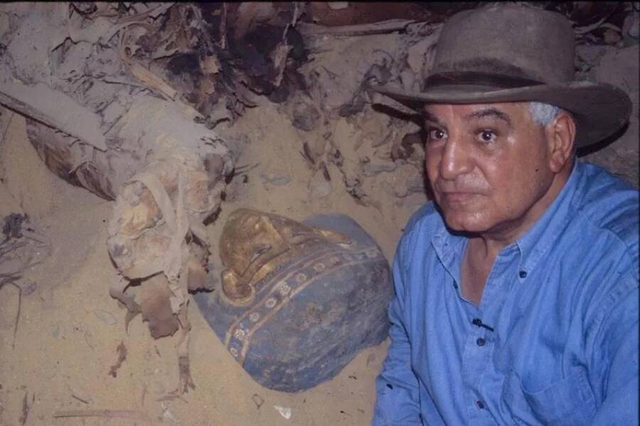 Descoberta pirâmide Rainha Neith, Saqqara arqueologia egípcia, Caixões do Novo Reino, Sarcófago de calcário, Túneis interconectados Saqqara, Deusa egípcia Neith, Livro dos Mortos caixões, Papel feminino realeza egípcia, Teti Novo Reino, Museu Egípcio Gizé, Arqueólogos Saqqara, Rainha Neith história, Descobertas recentes Egito, Faraó Ramsés II tesoureiro, Múmia mulher máscara ouro, Enigma Rainha Neith, Descobrindo sítio arqueológico Saqqara, Pirâmide Neith desconhecida, Antigo Egito revelações arqueológicas, Mitologia egípcia deusa Neith.