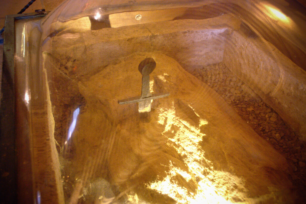 Espada cravada na rocha, São Galgano Guidotti, Lenda da espada mágica, Monte Siepi, Toscana, História de São Galgano, Canonização de santos, Capela de São Galgano, Mistério da espada, Espada de ferro, História da Idade Média, Mitos e lendas medievais, Espada na rocha da Toscana, Relíquia histórica, Espada encravada, Espada de São Galgano, Santo padroeiro de cavaleiros, Arcanjo Miguel e São Galgano, Espada e milagres, Peregrinação na Itália, Simbolismo da Excalibur.