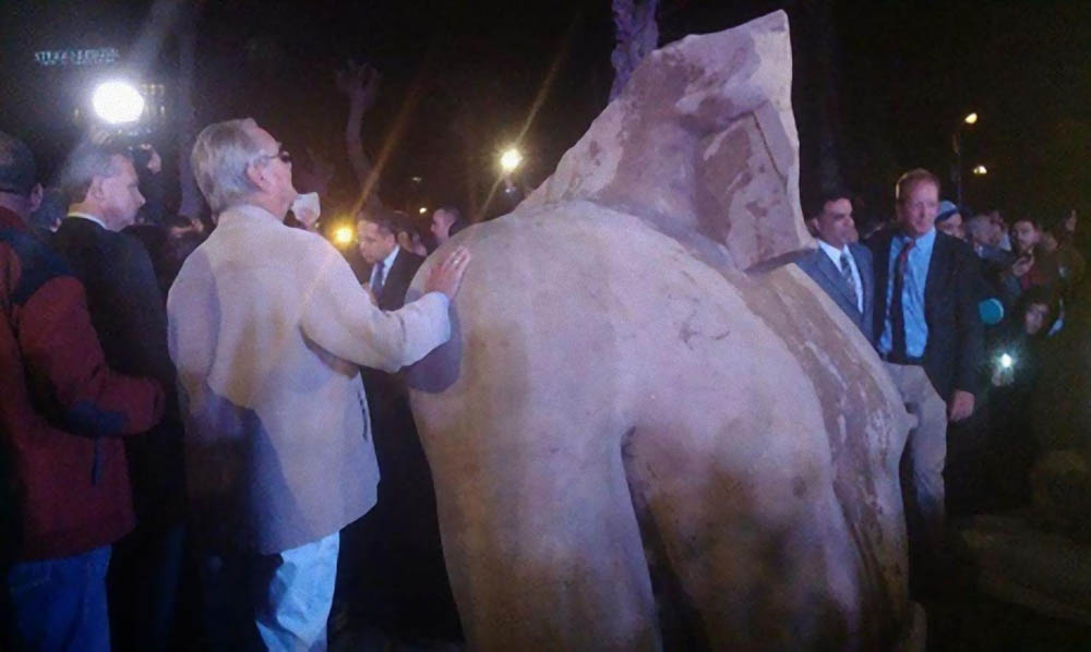 Restauração da estátua do Faraó Psamético I, Escultura egípcia monumental, Descobertas arqueológicas no Egito, Tradição escultural no Antigo Egito, Arte e história do império egípcio, Importância da reconstrução arqueológica, Decifração de fragmentos históricos, Significado das estátuas reais egípcias, Desafios na arqueologia egípcia, Estudo de detalhes em esculturas antigas, Legado histórico do Faraó Psamético I, Conexões entre estátuas de líderes egípcios, Compreensão da vida dos faraós, Tradições esculturais milenares, Vestígios da civilização egípcia, Análise de kilt e vestimentas antigas, Herança cultural do Antigo Egito, Contexto histórico na escultura egípcia, Técnicas de reconstrução de artefatos antigos, Importância da preservação arqueológica