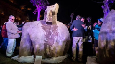 Restauração da estátua do Faraó Psamético I, Escultura egípcia monumental, Descobertas arqueológicas no Egito, Tradição escultural no Antigo Egito, Arte e história do império egípcio, Importância da reconstrução arqueológica, Decifração de fragmentos históricos, Significado das estátuas reais egípcias, Desafios na arqueologia egípcia, Estudo de detalhes em esculturas antigas, Legado histórico do Faraó Psamético I, Conexões entre estátuas de líderes egípcios, Compreensão da vida dos faraós, Tradições esculturais milenares, Vestígios da civilização egípcia, Análise de kilt e vestimentas antigas, Herança cultural do Antigo Egito, Contexto histórico na escultura egípcia, Técnicas de reconstrução de artefatos antigos, Importância da preservação arqueológica