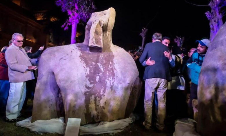 Restauração da estátua do Faraó Psamético I, Escultura egípcia monumental, Descobertas arqueológicas no Egito, Tradição escultural no Antigo Egito, Arte e história do império egípcio, Importância da reconstrução arqueológica, Decifração de fragmentos históricos, Significado das estátuas reais egípcias, Desafios na arqueologia egípcia, Estudo de detalhes em esculturas antigas, Legado histórico do Faraó Psamético I, Conexões entre estátuas de líderes egípcios, Compreensão da vida dos faraós, Tradições esculturais milenares, Vestígios da civilização egípcia, Análise de kilt e vestimentas antigas, Herança cultural do Antigo Egito, Contexto histórico na escultura egípcia, Técnicas de reconstrução de artefatos antigos, Importância da preservação arqueológica