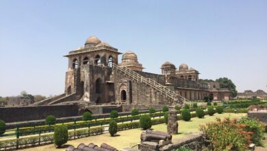 Jahaz Mahal Mandu história, Arquitetura Jahaz Mahal, Sultanato de Mandu, Palácio flutuante, História de Madhya Pradesh, Ghiyas-ud-din Khilji, Engenharia hidráulica em Mandu, Atrações turísticas de Mandu, Redescoberta de monumentos, Restauração de palácios antigos, História da arquitetura em Madhya Pradesh, Turismo histórico em Mandu, Visitas a palácios reais, Segredos arquitetônicos do Jahaz Mahal, Estilo afegão em arquitetura, Rainhas de Ghiyas-ud-din Khilji, A história de Mandu, Palácios em Madhya Pradesh, Sir Alexander Cunningham arqueólogo, Conservação de patrimônio em Mandu.