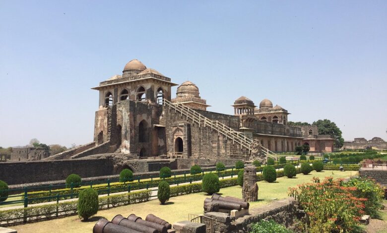 Jahaz Mahal Mandu história, Arquitetura Jahaz Mahal, Sultanato de Mandu, Palácio flutuante, História de Madhya Pradesh, Ghiyas-ud-din Khilji, Engenharia hidráulica em Mandu, Atrações turísticas de Mandu, Redescoberta de monumentos, Restauração de palácios antigos, História da arquitetura em Madhya Pradesh, Turismo histórico em Mandu, Visitas a palácios reais, Segredos arquitetônicos do Jahaz Mahal, Estilo afegão em arquitetura, Rainhas de Ghiyas-ud-din Khilji, A história de Mandu, Palácios em Madhya Pradesh, Sir Alexander Cunningham arqueólogo, Conservação de patrimônio em Mandu.