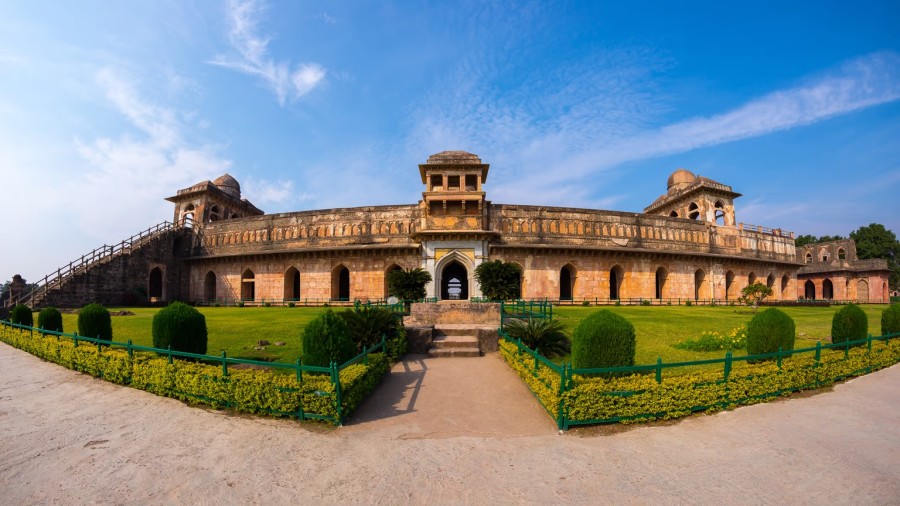 Jahaz Mahal Mandu história, Arquitetura Jahaz Mahal, Sultanato de Mandu, Palácio flutuante, História de Madhya Pradesh, Ghiyas-ud-din Khilji, Engenharia hidráulica em Mandu, Atrações turísticas de Mandu, Redescoberta de monumentos, Restauração de palácios antigos, História da arquitetura em Madhya Pradesh, Turismo histórico em Mandu, Visitas a palácios reais, Segredos arquitetônicos do Jahaz Mahal, Estilo afegão em arquitetura, Rainhas de Ghiyas-ud-din Khilji, A história de Mandu, Palácios em Madhya Pradesh, Sir Alexander Cunningham arqueólogo, Conservação de patrimônio em Mandu.