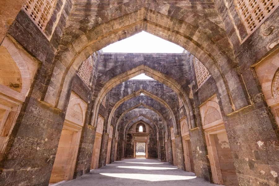 Jahaz Mahal Mandu história, Arquitetura Jahaz Mahal, Sultanato de Mandu, Palácio flutuante, História de Madhya Pradesh, Ghiyas-ud-din Khilji, Engenharia hidráulica em Mandu, Atrações turísticas de Mandu, Redescoberta de monumentos, Restauração de palácios antigos, História da arquitetura em Madhya Pradesh, Turismo histórico em Mandu, Visitas a palácios reais, Segredos arquitetônicos do Jahaz Mahal, Estilo afegão em arquitetura, Rainhas de Ghiyas-ud-din Khilji, A história de Mandu, Palácios em Madhya Pradesh, Sir Alexander Cunningham arqueólogo, Conservação de patrimônio em Mandu.
