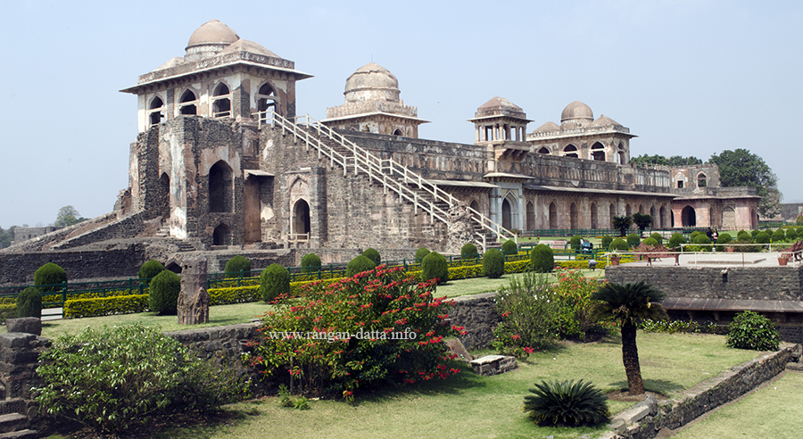 Jahaz Mahal Mandu história, Arquitetura Jahaz Mahal, Sultanato de Mandu, Palácio flutuante, História de Madhya Pradesh, Ghiyas-ud-din Khilji, Engenharia hidráulica em Mandu, Atrações turísticas de Mandu, Redescoberta de monumentos, Restauração de palácios antigos, História da arquitetura em Madhya Pradesh, Turismo histórico em Mandu, Visitas a palácios reais, Segredos arquitetônicos do Jahaz Mahal, Estilo afegão em arquitetura, Rainhas de Ghiyas-ud-din Khilji, A história de Mandu, Palácios em Madhya Pradesh, Sir Alexander Cunningham arqueólogo, Conservação de patrimônio em Mandu.