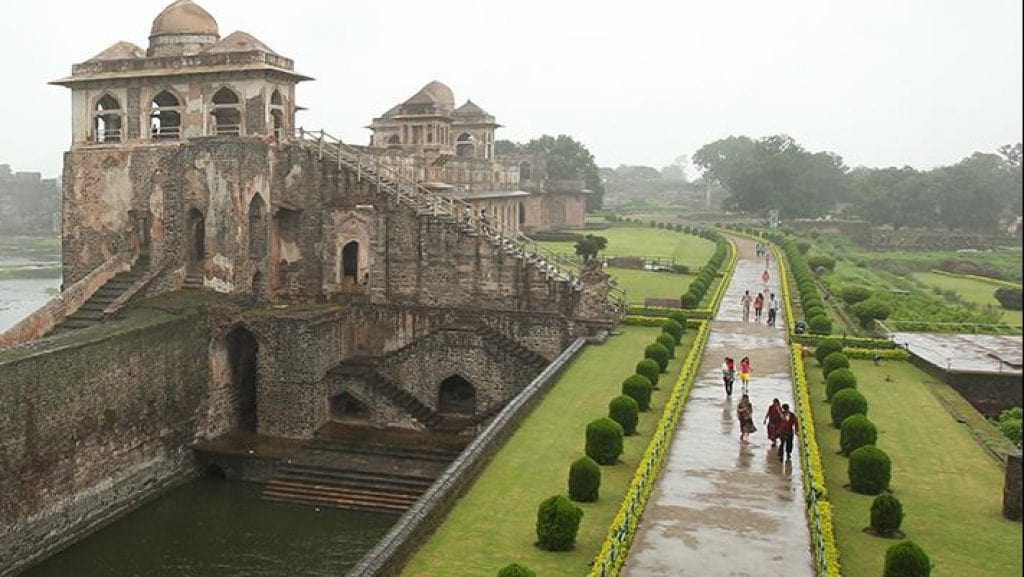 Jahaz Mahal Mandu história, Arquitetura Jahaz Mahal, Sultanato de Mandu, Palácio flutuante, História de Madhya Pradesh, Ghiyas-ud-din Khilji, Engenharia hidráulica em Mandu, Atrações turísticas de Mandu, Redescoberta de monumentos, Restauração de palácios antigos, História da arquitetura em Madhya Pradesh, Turismo histórico em Mandu, Visitas a palácios reais, Segredos arquitetônicos do Jahaz Mahal, Estilo afegão em arquitetura, Rainhas de Ghiyas-ud-din Khilji, A história de Mandu, Palácios em Madhya Pradesh, Sir Alexander Cunningham arqueólogo, Conservação de patrimônio em Mandu.