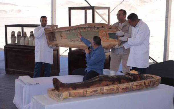 Cemitério de Griefa, Descoberta arqueológica egípcia, Livro dos Mortos, Novo Reino do Egito, Pergaminho antigo, Rituais funerários egípcios, Escavações em Tuna Al-Jabal, Artefatos do Novo Reino, Ministério do Turismo e Antiguidades, Governantes regionais egípcios, Pergaminho do Livro dos Mortos, Sociedade do Novo Reino, Arqueologia em Minya, Elite do Novo Reino, Túmulos do Período Tardio, Descobertas em Griefa, Cultura do Antigo Egito, Escavações no Egito, Museu Egípcio, Artefatos funerários egípcios