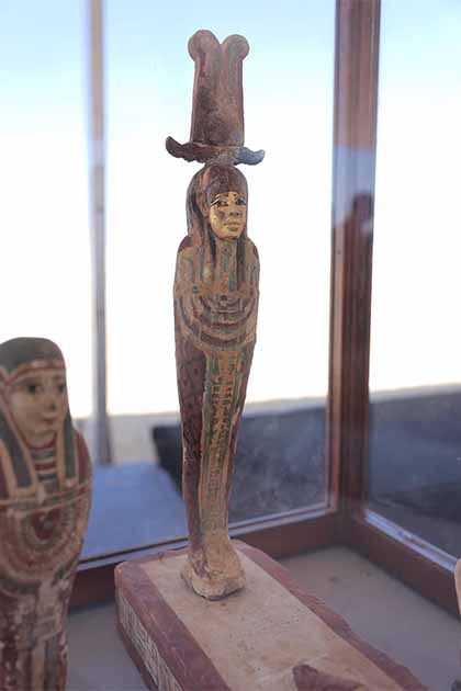 Cemitério de Griefa, Descoberta arqueológica egípcia, Livro dos Mortos, Novo Reino do Egito, Pergaminho antigo, Rituais funerários egípcios, Escavações em Tuna Al-Jabal, Artefatos do Novo Reino, Ministério do Turismo e Antiguidades, Governantes regionais egípcios, Pergaminho do Livro dos Mortos, Sociedade do Novo Reino, Arqueologia em Minya, Elite do Novo Reino, Túmulos do Período Tardio, Descobertas em Griefa, Cultura do Antigo Egito, Escavações no Egito, Museu Egípcio, Artefatos funerários egípcios
