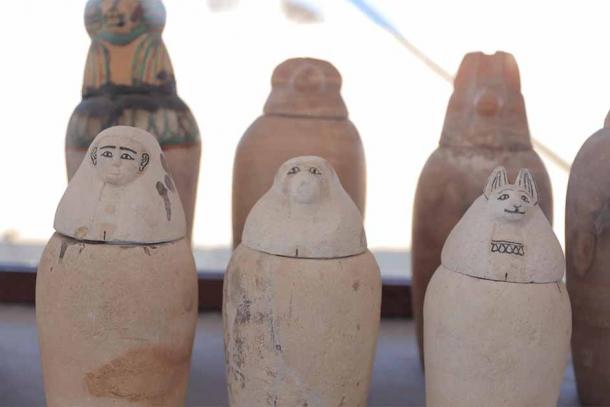 Cemitério de Griefa, Descoberta arqueológica egípcia, Livro dos Mortos, Novo Reino do Egito, Pergaminho antigo, Rituais funerários egípcios, Escavações em Tuna Al-Jabal, Artefatos do Novo Reino, Ministério do Turismo e Antiguidades, Governantes regionais egípcios, Pergaminho do Livro dos Mortos, Sociedade do Novo Reino, Arqueologia em Minya, Elite do Novo Reino, Túmulos do Período Tardio, Descobertas em Griefa, Cultura do Antigo Egito, Escavações no Egito, Museu Egípcio, Artefatos funerários egípcios