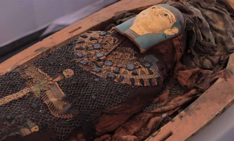 Cemitério de Griefa, Descoberta arqueológica egípcia, Livro dos Mortos, Novo Reino do Egito, Pergaminho antigo, Rituais funerários egípcios, Escavações em Tuna Al-Jabal, Artefatos do Novo Reino, Ministério do Turismo e Antiguidades, Governantes regionais egípcios, Pergaminho do Livro dos Mortos, Sociedade do Novo Reino, Arqueologia em Minya, Elite do Novo Reino, Túmulos do Período Tardio, Descobertas em Griefa, Cultura do Antigo Egito, Escavações no Egito, Museu Egípcio, Artefatos funerários egípcios