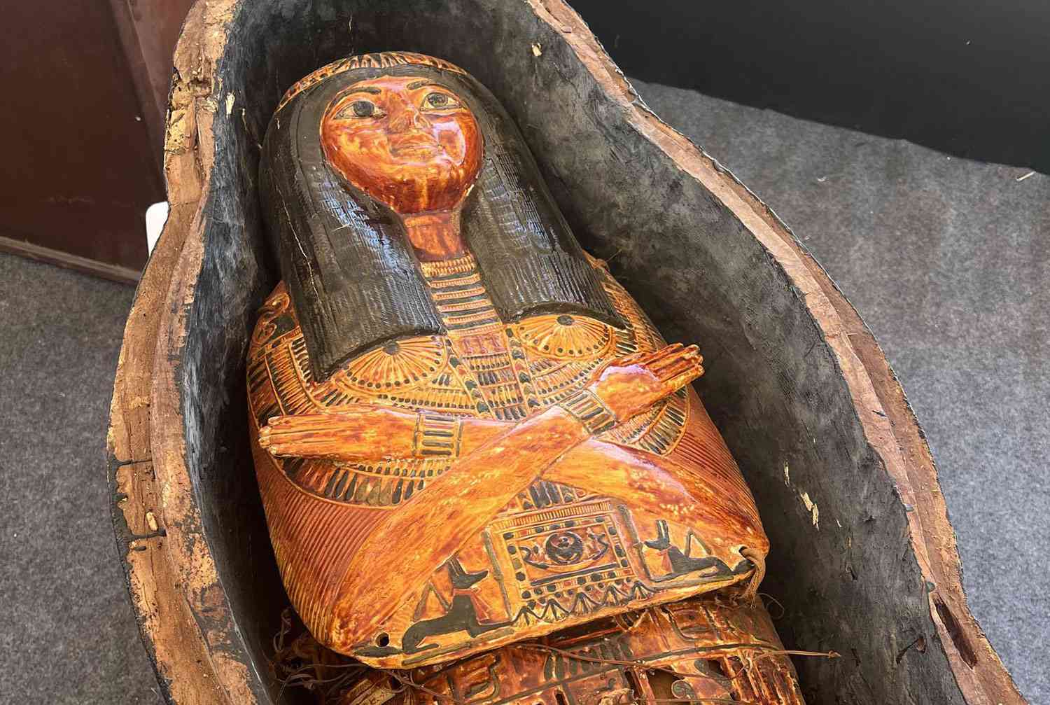 Cemitério de Griefa, Descoberta arqueológica egípcia, Livro dos Mortos, Novo Reino do Egito, Pergaminho antigo, Rituais funerários egípcios, Escavações em Tuna Al-Jabal, Artefatos do Novo Reino, Ministério do Turismo e Antiguidades, Governantes regionais egípcios, Pergaminho do Livro dos Mortos, Sociedade do Novo Reino, Arqueologia em Minya, Elite do Novo Reino, Túmulos do Período Tardio, Descobertas em Griefa, Cultura do Antigo Egito, Escavações no Egito, Museu Egípcio, Artefatos funerários egípcios