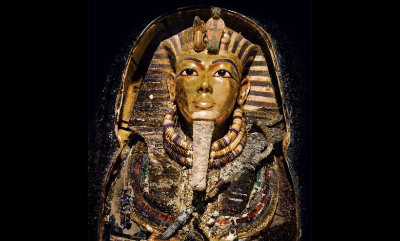 Tumba de Tutancâmon, Arte funerária egípcia, Pinturas na tumba, Urgência na preparação, Morte de Tutancâmon, Descoberta arqueológica, Ritual funerário egípcio, Howard Carter, Vale dos Reis, Dinastia Amarna, Pressa na arte antiga, Marcas apressadas, Descoberta de 1922, Tradições funerárias, Técnica de conservação, Artesãos egípcios, Cultura popular egípcia, Enigma da tumba, Importância histórica, Prazo de selamento