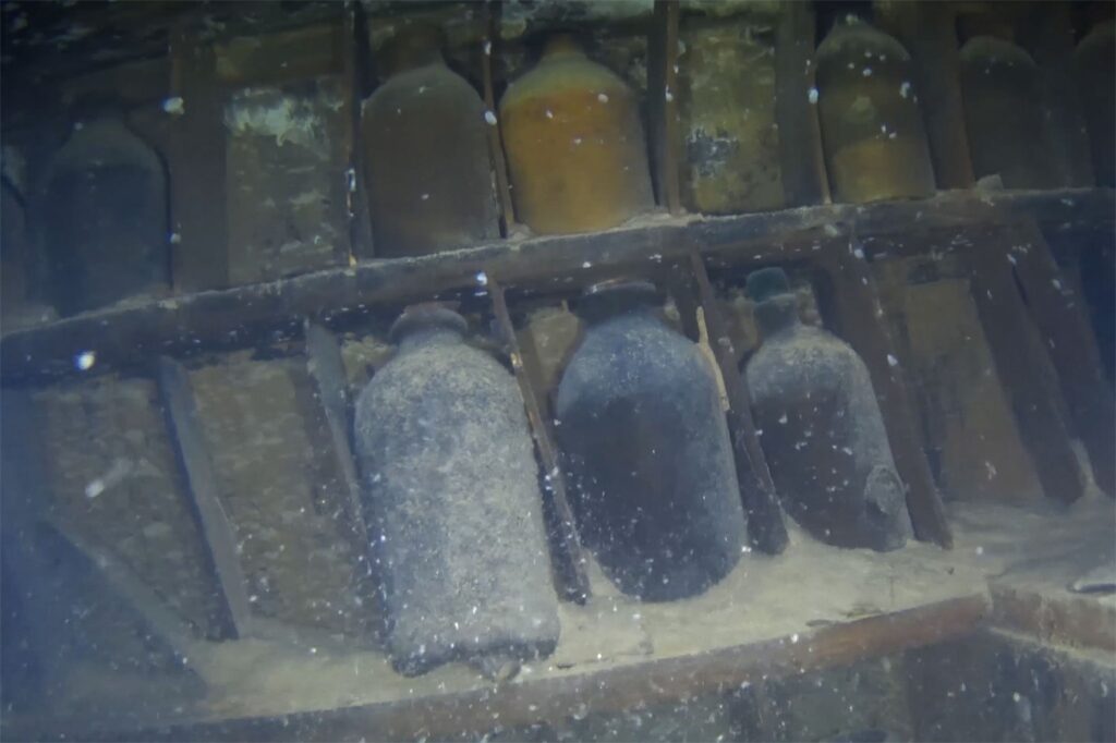 Naufrágio do Ártico, H.M.S. Terror, Passagem Noroeste, Arqueologia subaquática, Sir John Franklin, Exploração do Ártico, Preservação de naufrágios, Sedimentos e preservação, Descoberta histórica, Mistério da expedição Franklin.