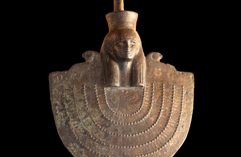 Descoberta pirâmide Rainha Neith, Saqqara arqueologia egípcia, Caixões do Novo Reino, Sarcófago de calcário, Túneis interconectados Saqqara, Deusa egípcia Neith, Livro dos Mortos caixões, Papel feminino realeza egípcia, Teti Novo Reino, Museu Egípcio Gizé, Arqueólogos Saqqara, Rainha Neith história, Descobertas recentes Egito, Faraó Ramsés II tesoureiro, Múmia mulher máscara ouro, Enigma Rainha Neith, Descobrindo sítio arqueológico Saqqara, Pirâmide Neith desconhecida, Antigo Egito revelações arqueológicas, Mitologia egípcia deusa Neith.