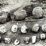 Reconstrução de Stonehenge, História de Stonehenge, Monumento pré-histórico, Arqueologia de Stonehenge, Segredos de Stonehenge, Escavações em Stonehenge, Arqueologia britânica, Conservação de monumentos, Estrutura de pedras, Pedras de Stonehenge, Teorias sobre Stonehenge, Patrimônio histórico, Argamassa de cal, Pedras misteriosas, História da arqueologia, Passado pré-histórico, Pedras antigas, Construções milenares, Descobertas arqueológicas, Conservação de patrimônio histórico