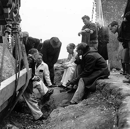Reconstrução de Stonehenge, História de Stonehenge, Monumento pré-histórico, Arqueologia de Stonehenge, Segredos de Stonehenge, Escavações em Stonehenge, Arqueologia britânica, Conservação de monumentos, Estrutura de pedras, Pedras de Stonehenge, Teorias sobre Stonehenge, Patrimônio histórico, Argamassa de cal, Pedras misteriosas, História da arqueologia, Passado pré-histórico, Pedras antigas, Construções milenares, Descobertas arqueológicas, Conservação de patrimônio histórico