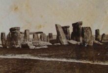 Reconstrução de Stonehenge, História de Stonehenge, Monumento pré-histórico, Arqueologia de Stonehenge, Segredos de Stonehenge, Escavações em Stonehenge, Arqueologia britânica, Conservação de monumentos, Estrutura de pedras, Pedras de Stonehenge, Teorias sobre Stonehenge, Patrimônio histórico, Argamassa de cal, Pedras misteriosas, História da arqueologia, Passado pré-histórico, Pedras antigas, Construções milenares, Descobertas arqueológicas, Conservação de patrimônio histórico