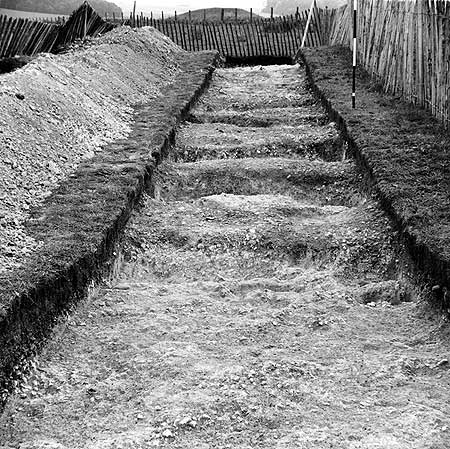 Reconstrução de Stonehenge, História de Stonehenge, Monumento pré-histórico, Arqueologia de Stonehenge, Segredos de Stonehenge, Escavações em Stonehenge, Arqueologia britânica, Conservação de monumentos, Estrutura de pedras, Pedras de Stonehenge, Teorias sobre Stonehenge, Patrimônio histórico, Argamassa de cal, Pedras misteriosas, História da arqueologia, Passado pré-histórico, Pedras antigas, Construções milenares, Descobertas arqueológicas, Conservação de patrimônio histórico