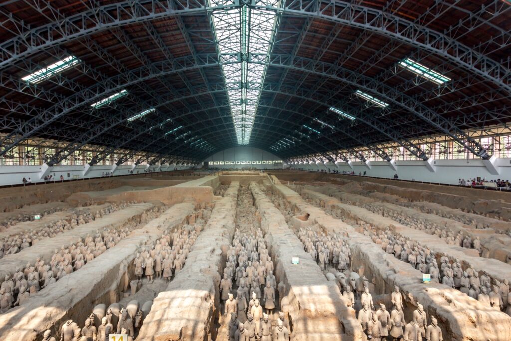 Exército de Terracota, Descoberta Arqueológica, Qin Shi Huang, Guerreiros de Terracota, História Chinesa, Arqueologia na China, Xi'an, Primeiro Imperador da China, Necrópole de Terracota, Turismo em Xi'an, Muralha da China, Rota da Seda, Civilização Chinesa, Imperador Qin, Necrópole Imperial, Antiguidades Chinesas, Cultura Chinesa, Arqueologia Histórica, Agricultores de Xi'an, Cronologia da Descoberta