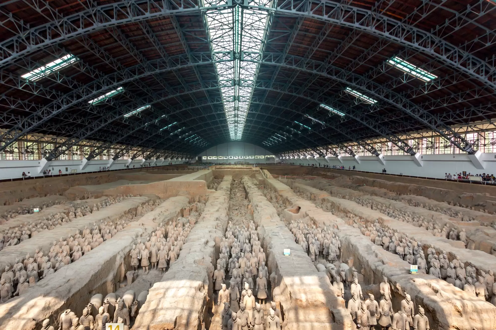 Exército de Terracota, Descoberta Arqueológica, Qin Shi Huang, Guerreiros de Terracota, História Chinesa, Arqueologia na China, Xi'an, Primeiro Imperador da China, Necrópole de Terracota, Turismo em Xi'an, Muralha da China, Rota da Seda, Civilização Chinesa, Imperador Qin, Necrópole Imperial, Antiguidades Chinesas, Cultura Chinesa, Arqueologia Histórica, Agricultores de Xi'an, Cronologia da Descoberta