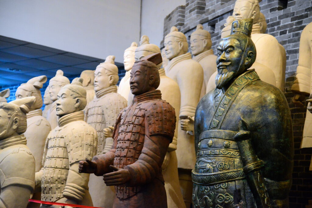 Exército de Terracota, Descoberta Arqueológica, Qin Shi Huang, Guerreiros de Terracota, História Chinesa, Arqueologia na China, Xi'an, Primeiro Imperador da China, Necrópole de Terracota, Turismo em Xi'an, Muralha da China, Rota da Seda, Civilização Chinesa, Imperador Qin, Necrópole Imperial, Antiguidades Chinesas, Cultura Chinesa, Arqueologia Histórica, Agricultores de Xi'an, Cronologia da Descoberta