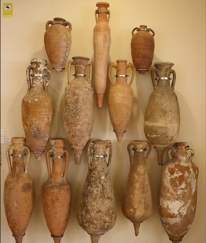 Naufrágio romano, Vinho Marmertino, Arqueologia subaquática, Navio mercante, Tesouro submerso, Ânforas antigas, Mare Nostrum, Expedições arqueológicas, Descoberta de artefatos, Costa de Palermo, Cultura romana, Arqueologia marítima, Segredos do navio fantasma, Importância das ânforas, Ruínas romanas, Exploração de naufrágios, Patrimônio subaquático, Mar Mediterrâneo, César e gastronomia, Novas descobertas subaquáticas.