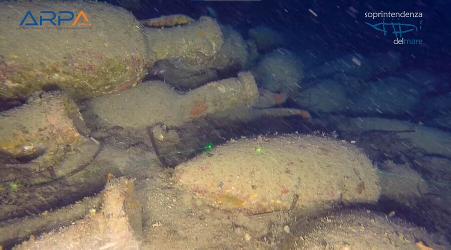 Naufrágio romano, Vinho Marmertino, Arqueologia subaquática, Navio mercante, Tesouro submerso, Ânforas antigas, Mare Nostrum, Expedições arqueológicas, Descoberta de artefatos, Costa de Palermo, Cultura romana, Arqueologia marítima, Segredos do navio fantasma, Importância das ânforas, Ruínas romanas, Exploração de naufrágios, Patrimônio subaquático, Mar Mediterrâneo, César e gastronomia, Novas descobertas subaquáticas.