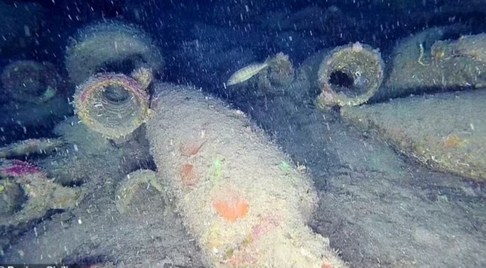 Naufrágio romano, Vinho Marmertino, Arqueologia subaquática, Navio mercante, Tesouro submerso, Ânforas antigas, Mare Nostrum, Expedições arqueológicas, Descoberta de artefatos, Costa de Palermo, Cultura romana, Arqueologia marítima, Segredos do navio fantasma, Importância das ânforas, Ruínas romanas, Exploração de naufrágios, Patrimônio subaquático, Mar Mediterrâneo, César e gastronomia, Novas descobertas subaquáticas.